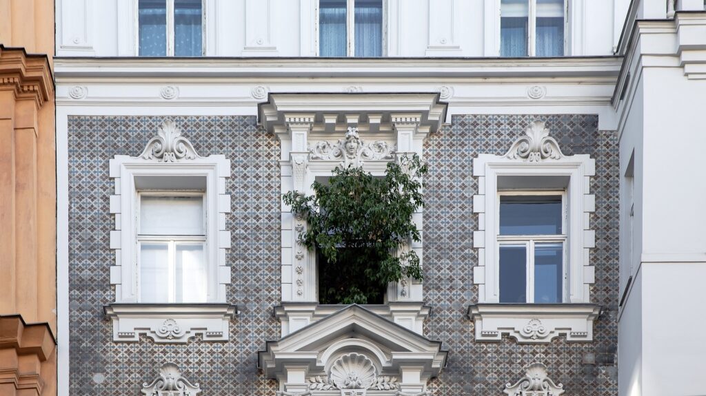 Old building facade in Austria illustrating legal issues related to demolition orders under Austrian building law